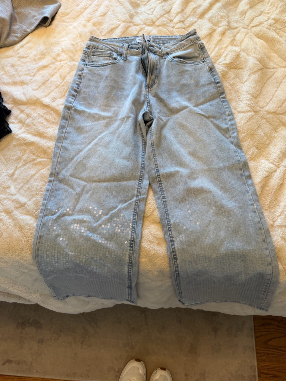 Light Blue Wide-Leg Women's Jeans with Subtle Paint Detail